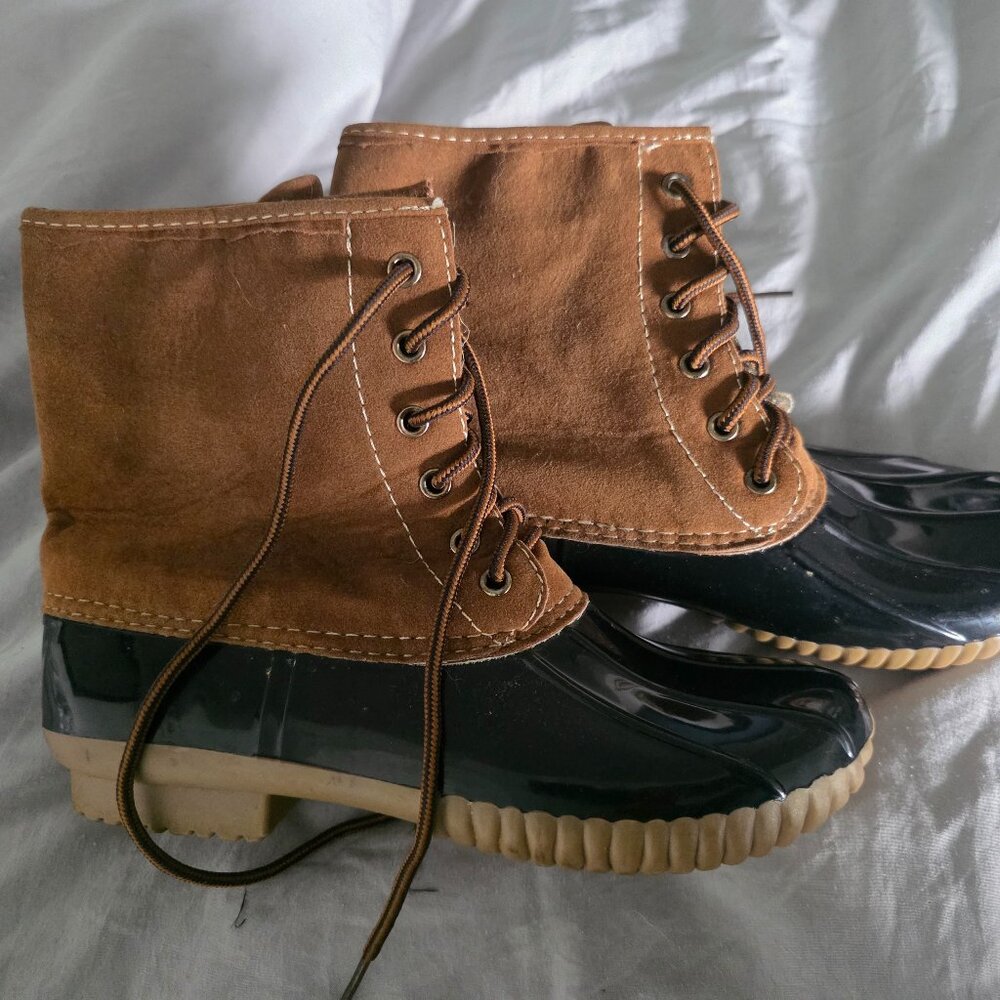 Duck boot women's I believe size 7